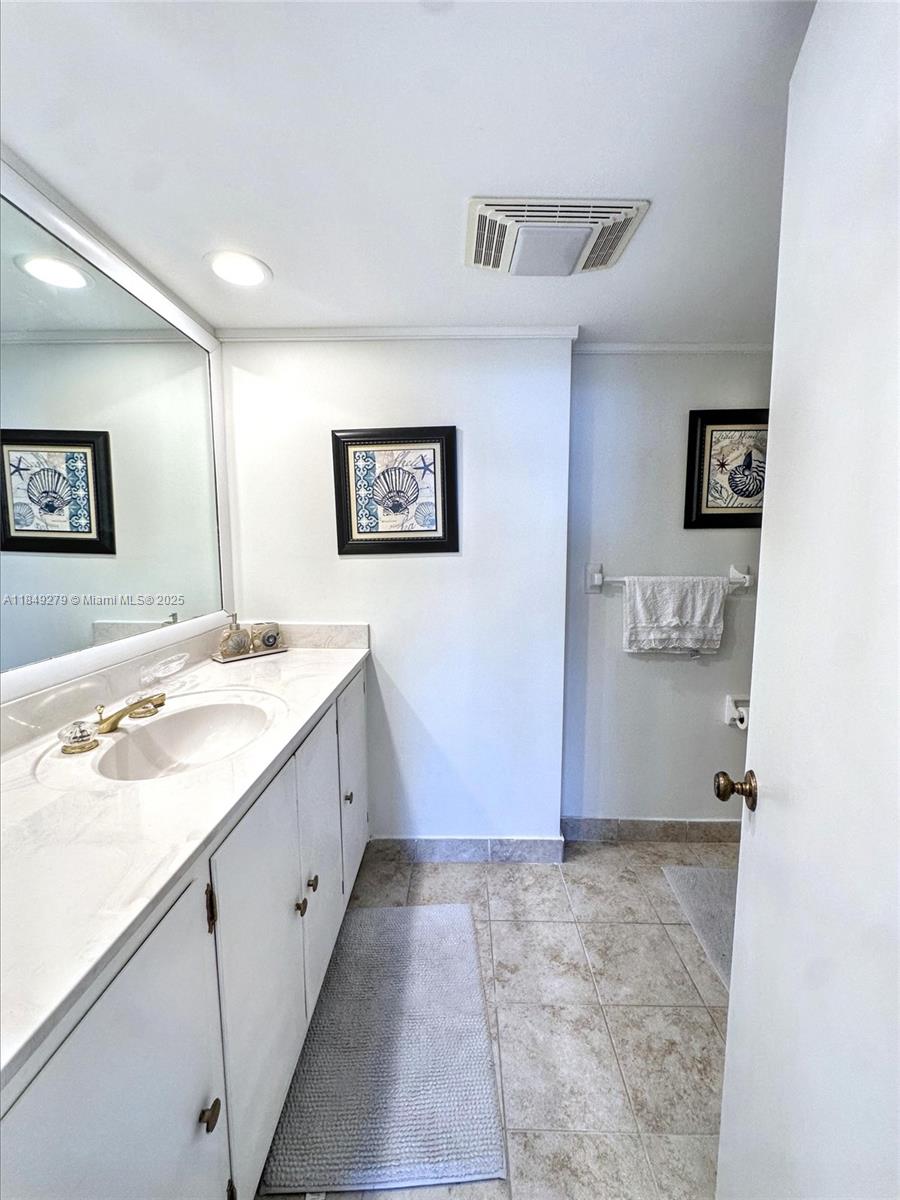 3051 NE 48th St 307