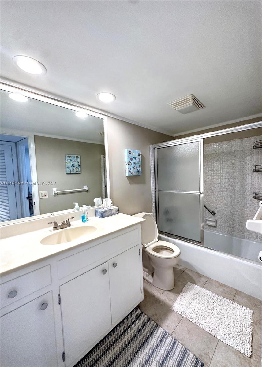 3051 NE 48th St 307