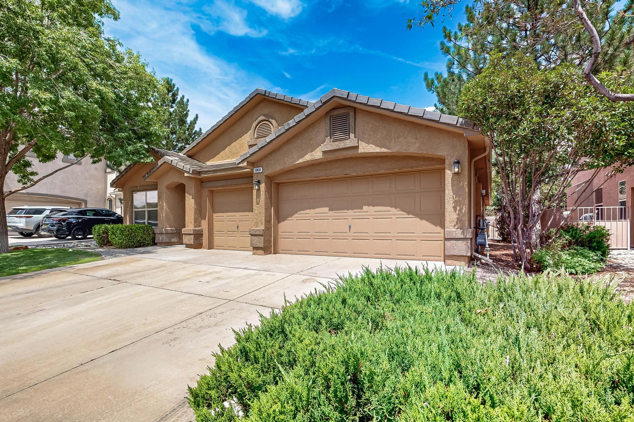 Beautiful single story home in Ventana West! Nice open floor plan with vaulted ceilings, wood laminate floors, 4 bedrooms or 3 plus office, large bedrooms, 2 living areas, fireplace, refrigerated A/C, big open kitchen with pantry and island, 3 car garage and a covered patio!