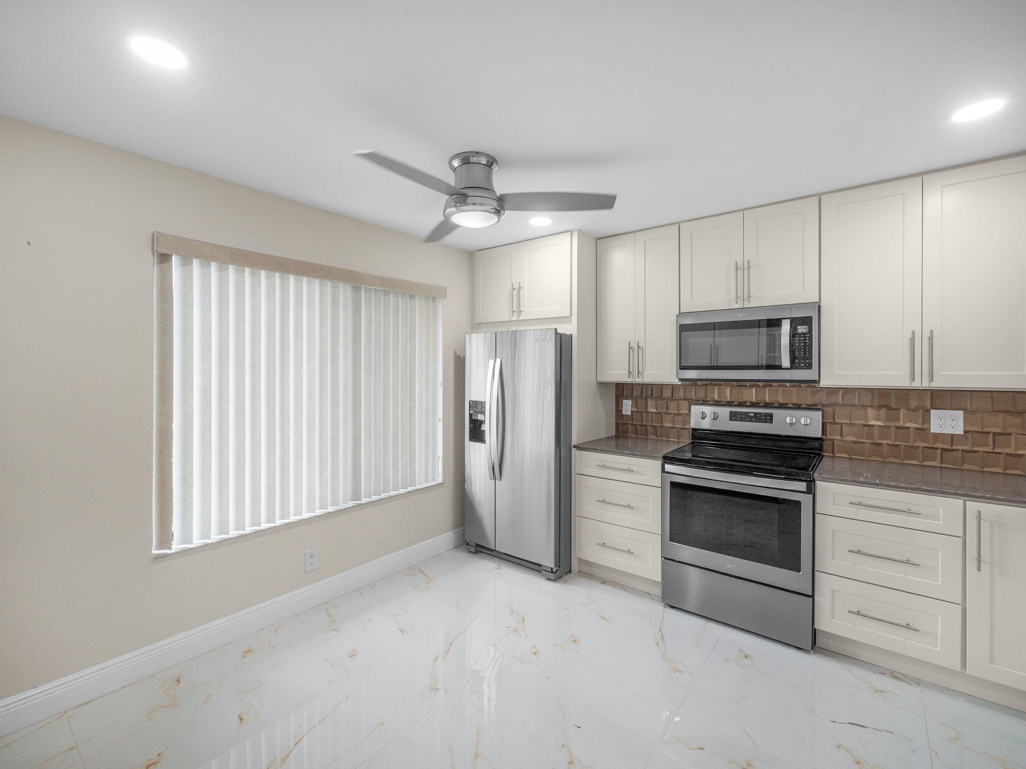 Homes for sale in Boynton Beach, FL | 5547 Fairway Park Dr #203, Boynton Beach, FL 33437 | MLS# R11111429