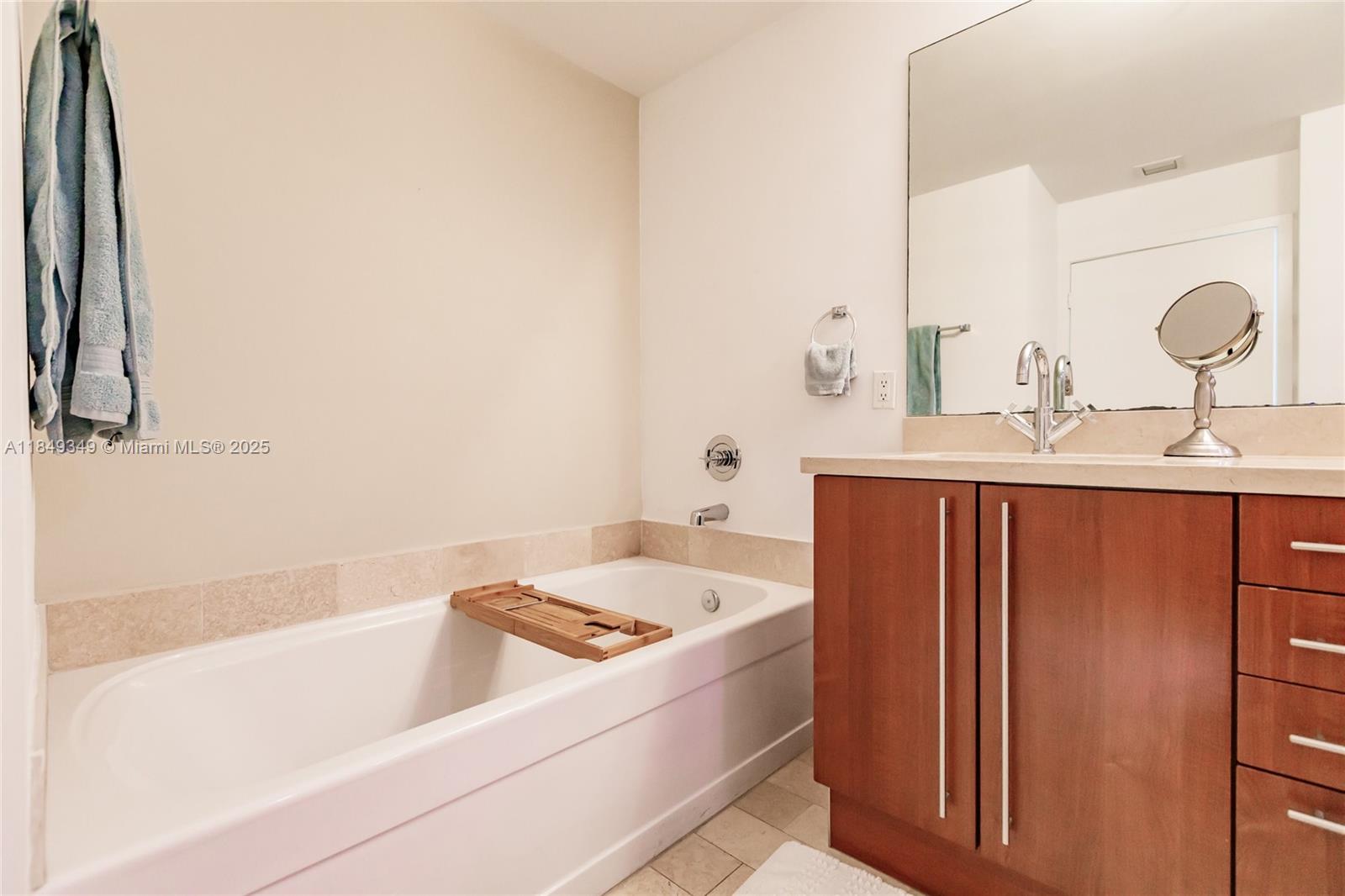 79 SW 12th St #1010, Miami FL 33130