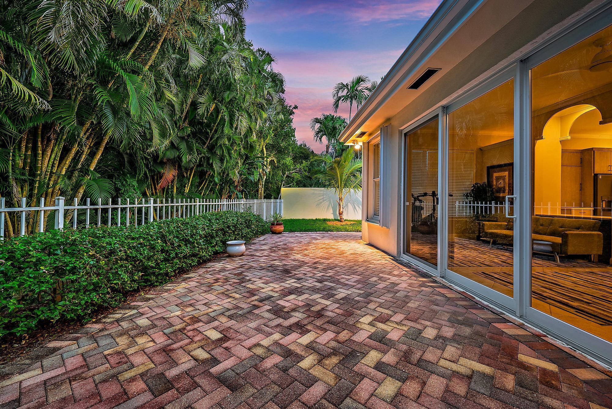 Image to showcase the property located at 124 S Hampton Drive