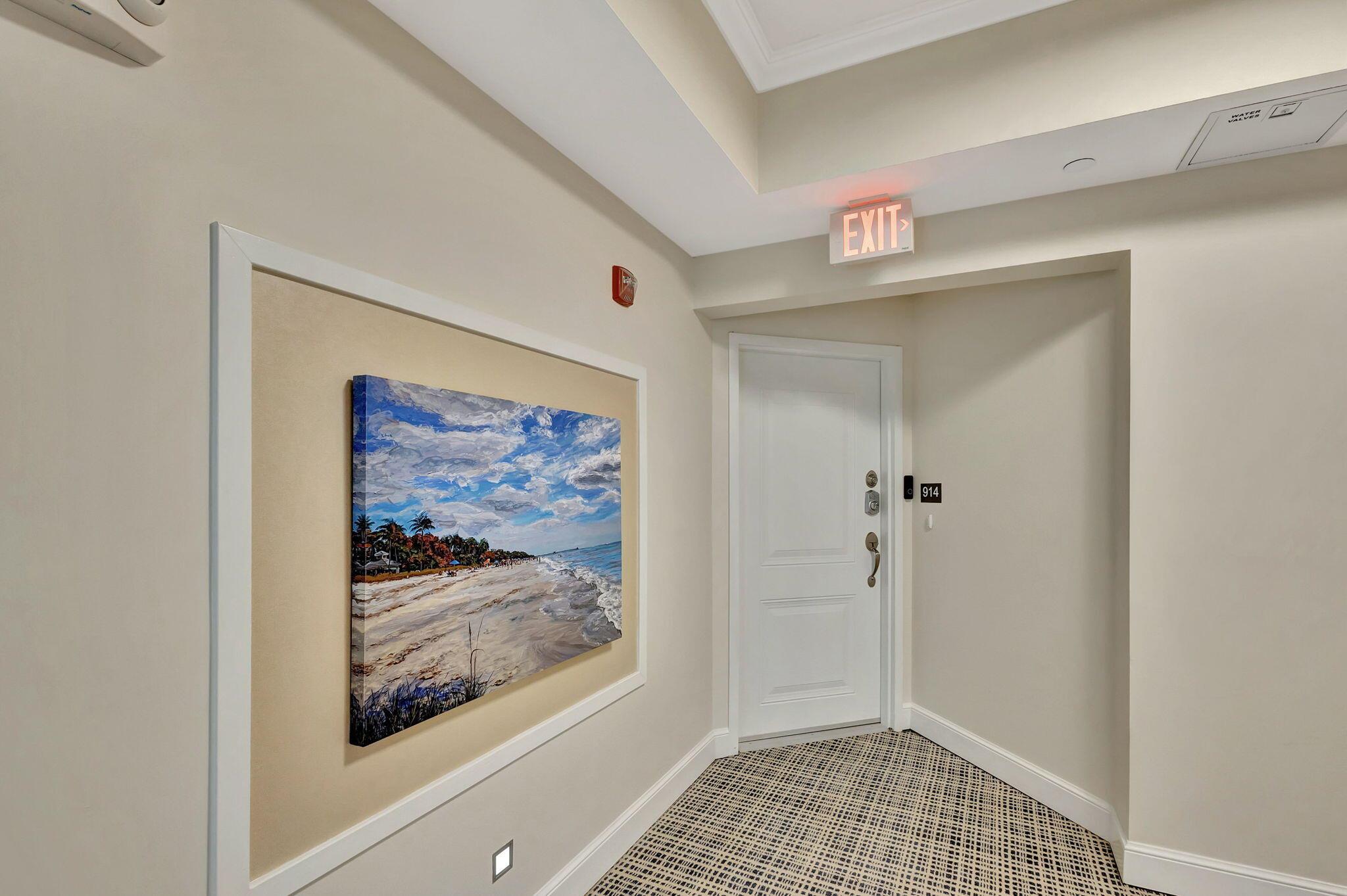 Image to showcase the property located at 914 Bay Colony Drive S