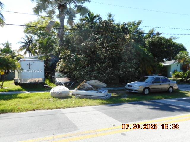 Sold "As-Is""Where-Is" This property is 75 ft on a wide canal. Is a large 3 bedroom 2 full bath 1 story home which boast over 2400 Sqft under air. With a very large 11,850 sqft lot room for your rv or boat. Great entertaining property with a very large screened in and covered patio. This property has a lot potential just needs a new buyer's vision to bring it to life.Property will be included the next Auction. Buyers must sign up and place bids though xome. All auction properties are subject to a buyer s premium pursuant to the Event Agreement and Auction Terms & Conditions minimums will apply . Buyers and buyers' agent to verify any and all info. Occupants are not to be disturbed. This property is being sold occupied and could involve additional costs.