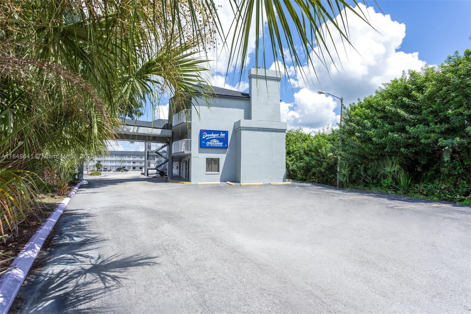 Howard Johnson By Wyndham