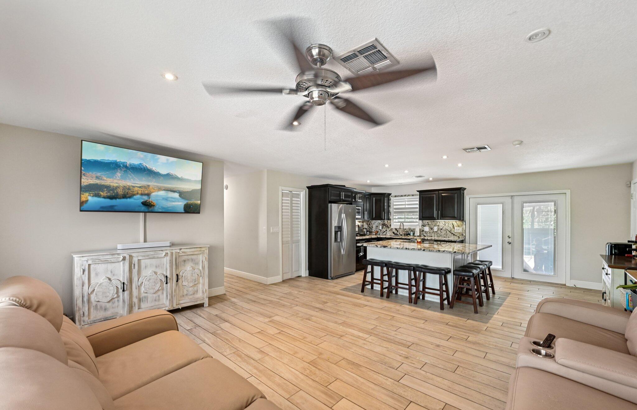Image to showcase the property located at 405 E Whitney Drive