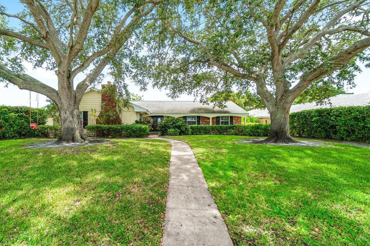 Image to showcase the property located at 222 Fairway W