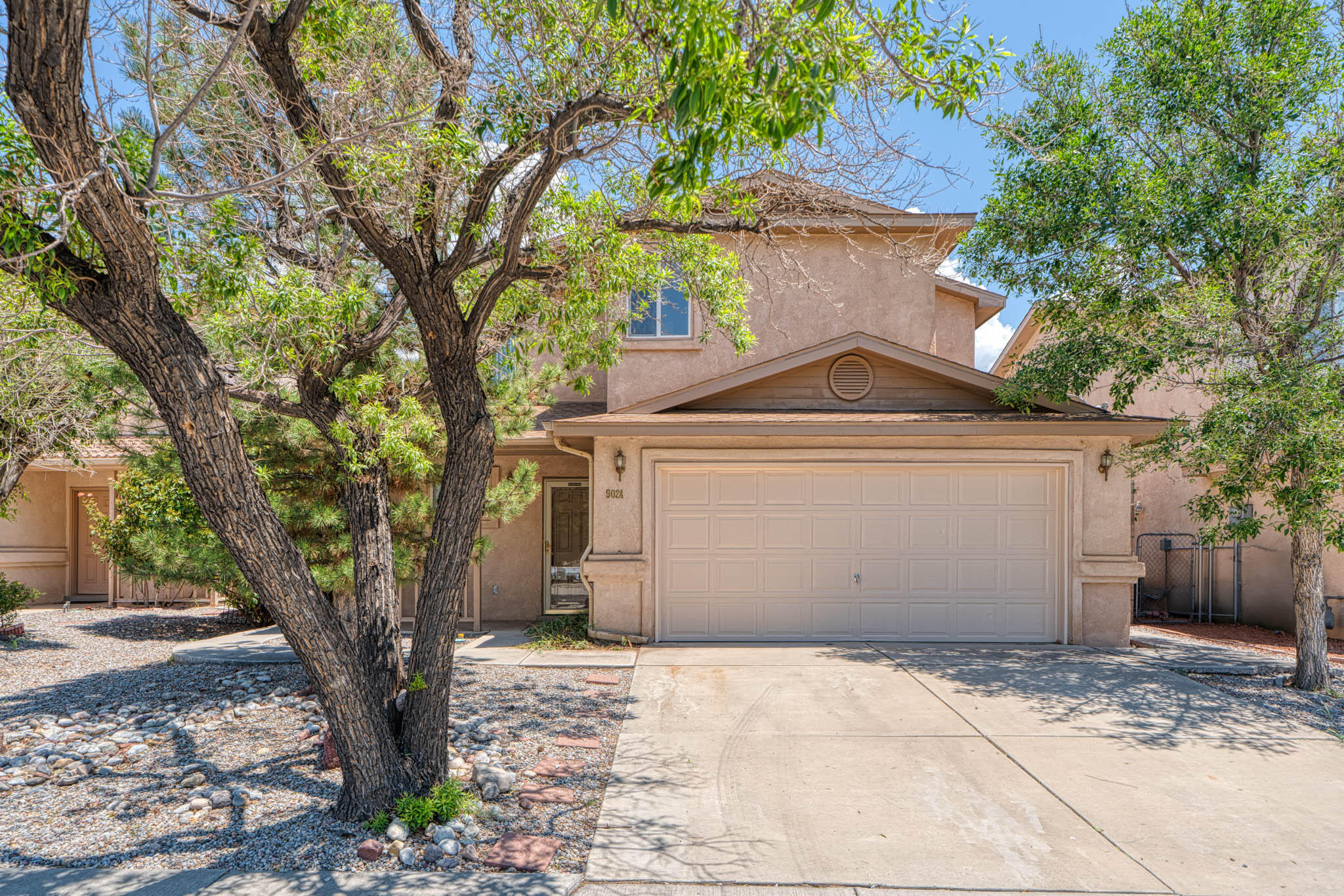 Welcome to your new home in Eagle Rock Estates. Ready to move into. FRESHLY PAINTED throughout, NEW stainless steel gas range, microwave & dishwasher. NEW CARPET. Eat in kitchen which opens out to the private backyard, breakfast bar & pantry. Spacious living room, 1/2 bath & laundry room with washer & dryer downstairs. 3 bedrooms upstairs. Primary bedroom has a walk in closet, full bath with double sinks. Ceiling fans throughout. Front covered porch and backyard has a larage open patio., shed on the side of the house & mature trees.