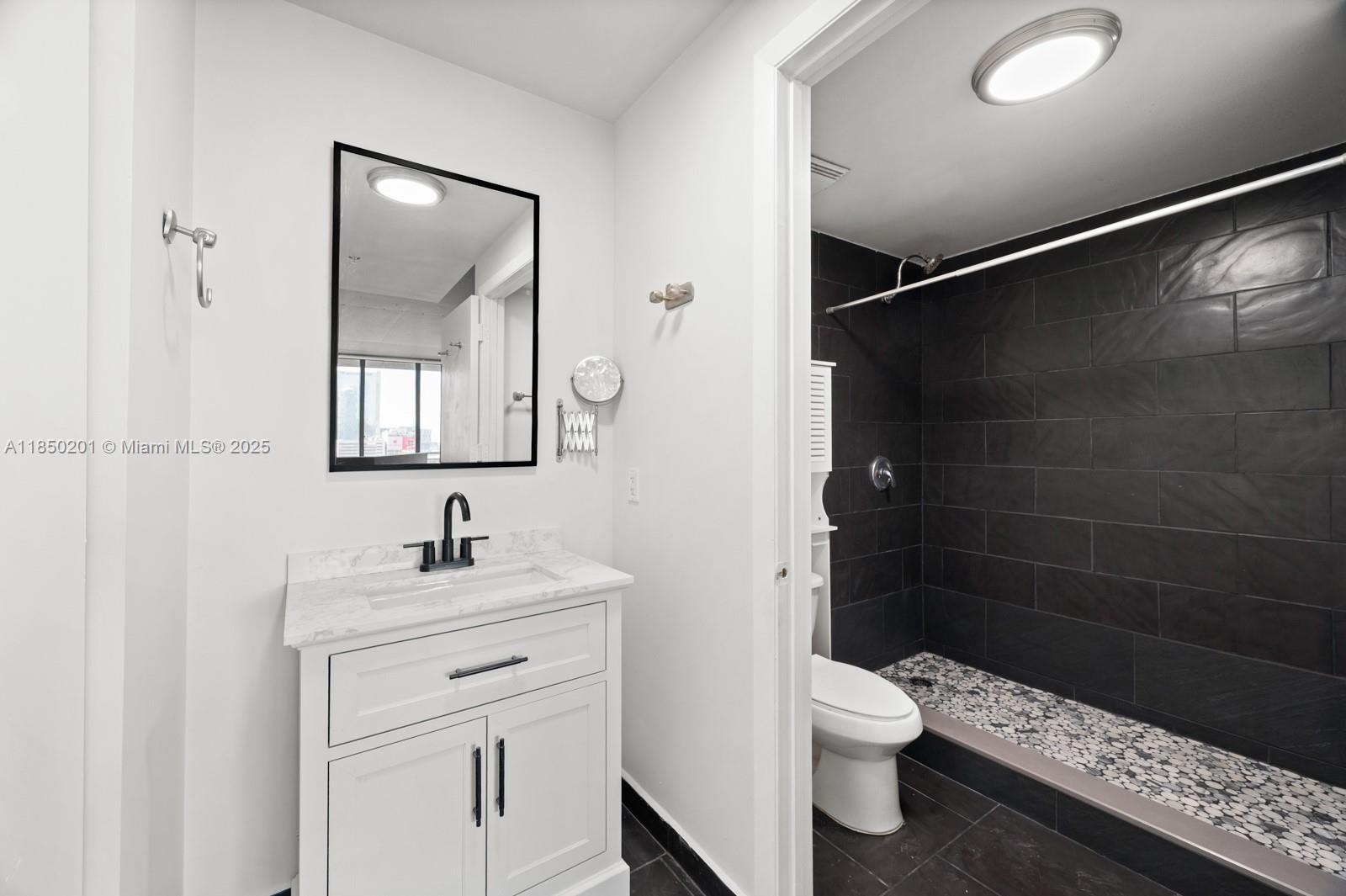 690 SW 1 CT #1217, Miami FL 33130
