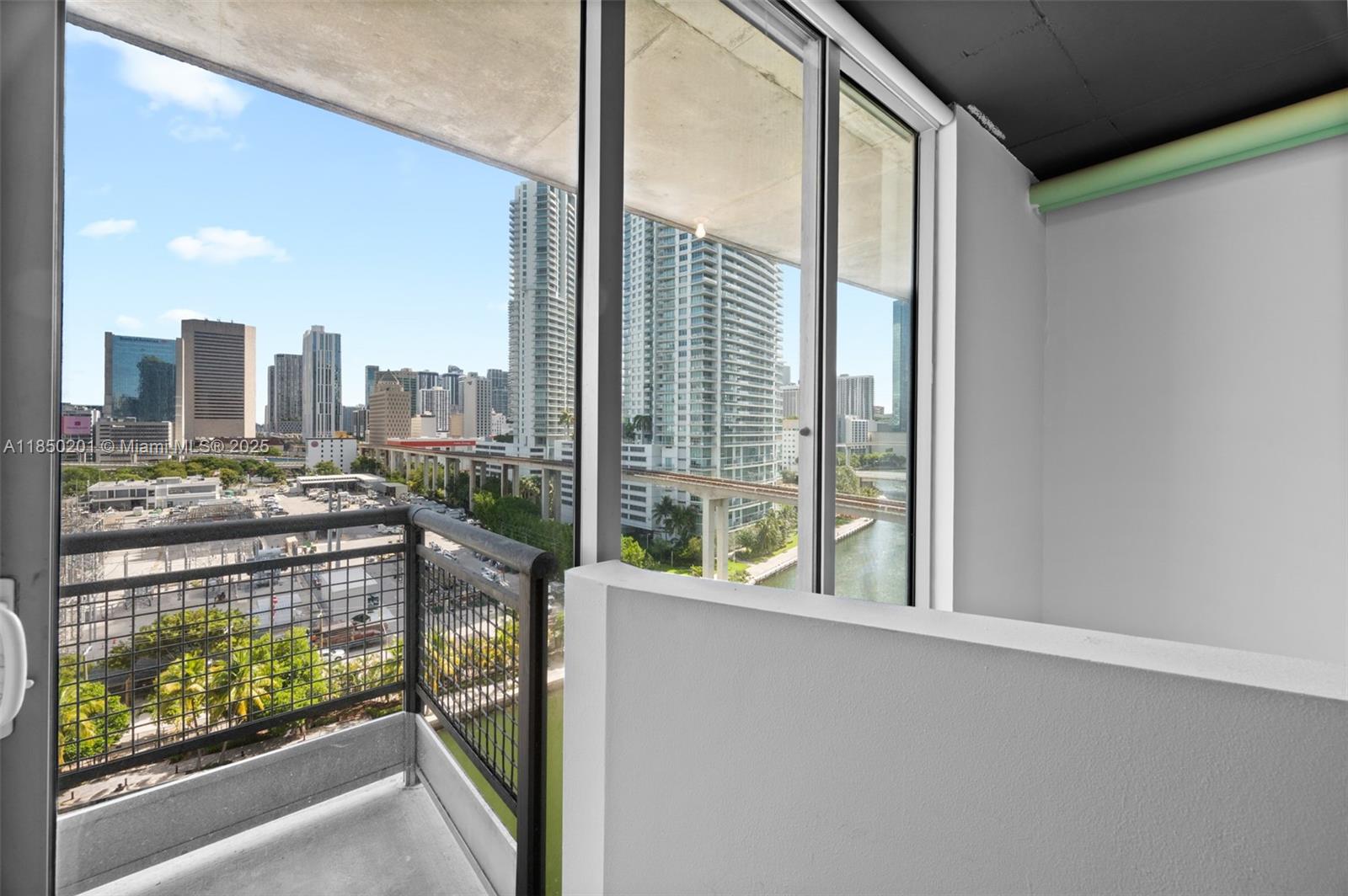 690 SW 1 CT #1217, Miami FL 33130