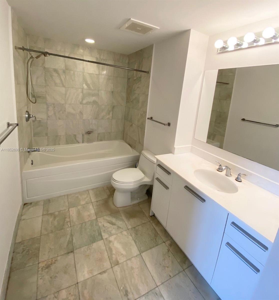 1060 Brickell Ave #1413, Miami FL 33131