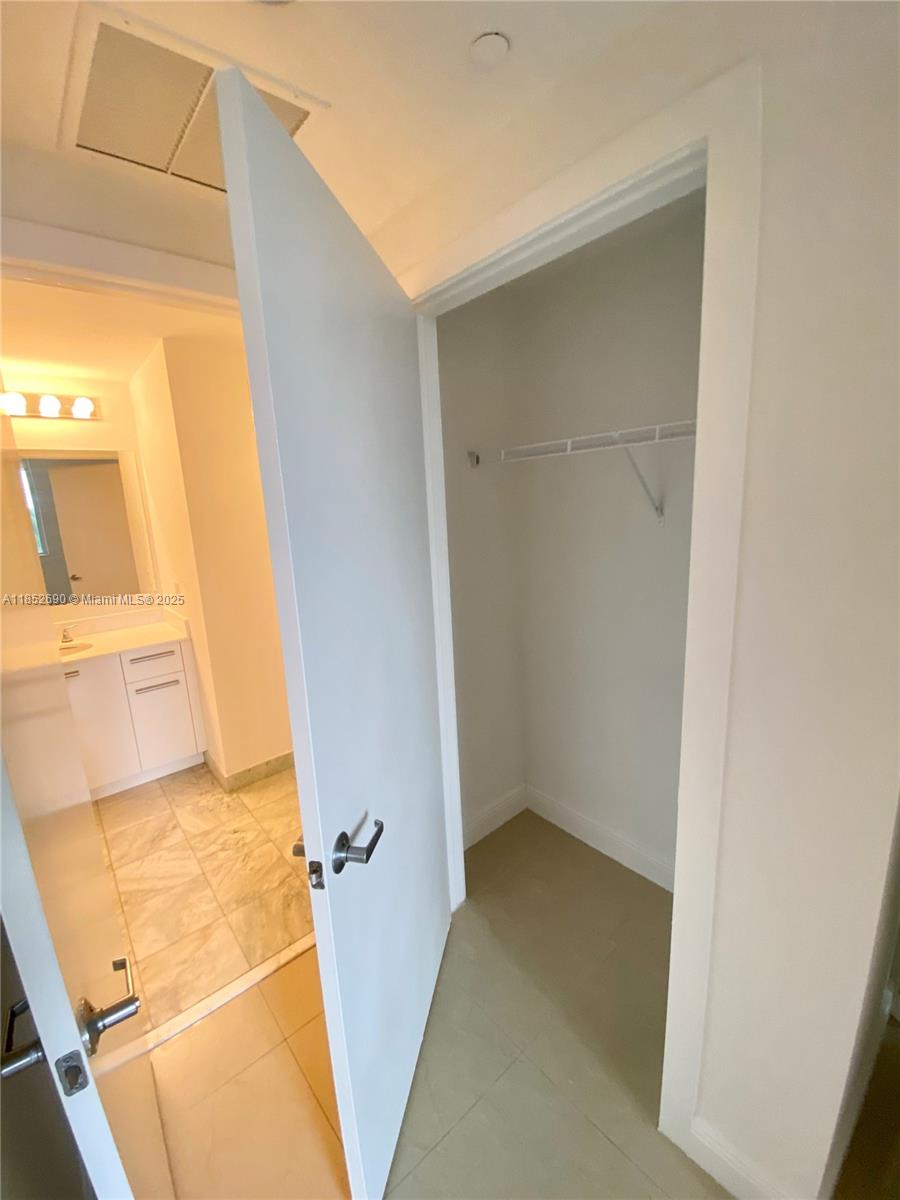 1060 Brickell Ave #1413, Miami FL 33131