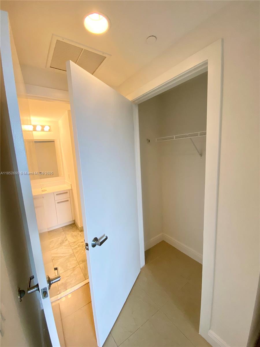 1060 Brickell Ave #1413, Miami FL 33131