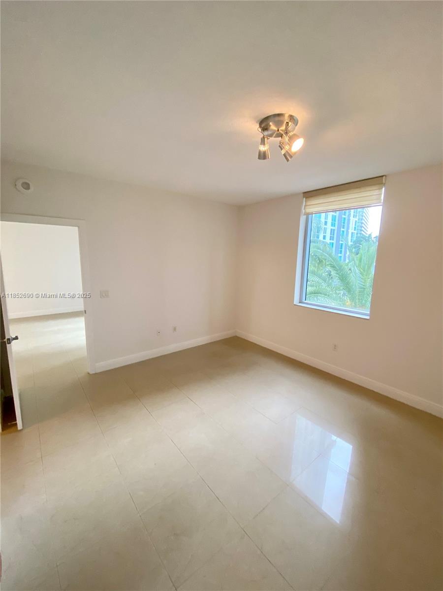 1060 Brickell Ave #1413, Miami FL 33131