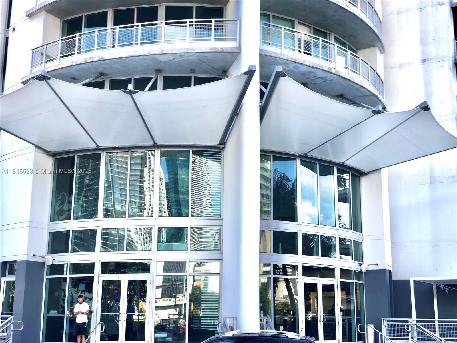 690 SW 1 CT #1127, Miami FL 33130