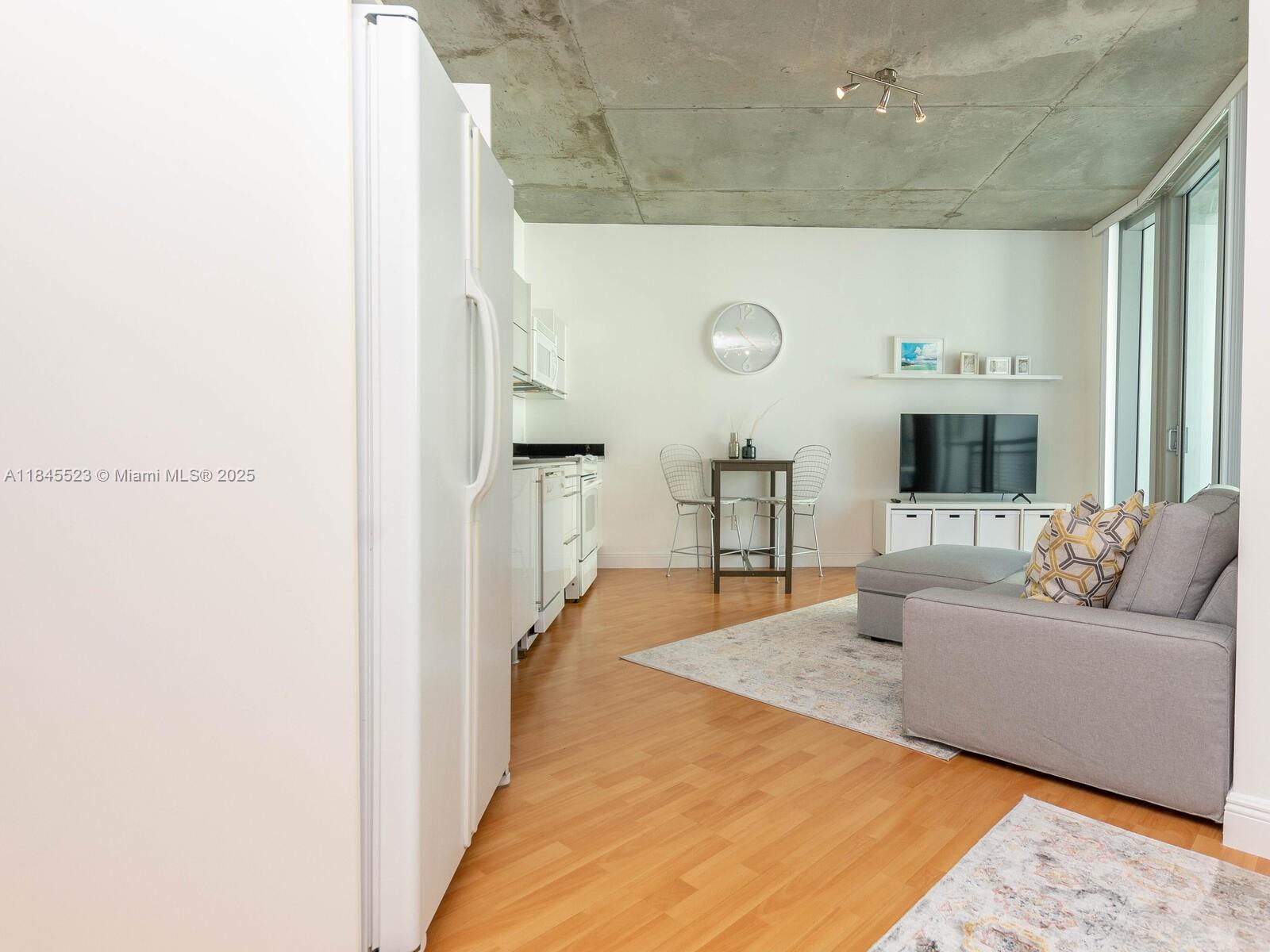 690 SW 1 CT #1127, Miami FL 33130