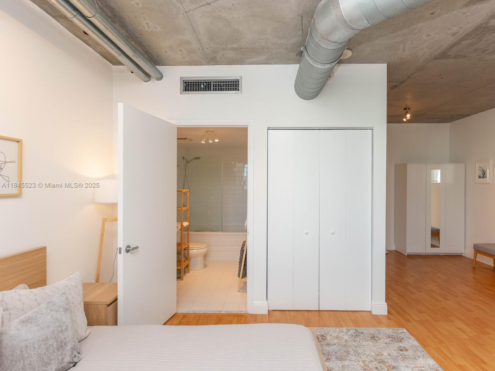 690 SW 1 CT #1127, Miami FL 33130