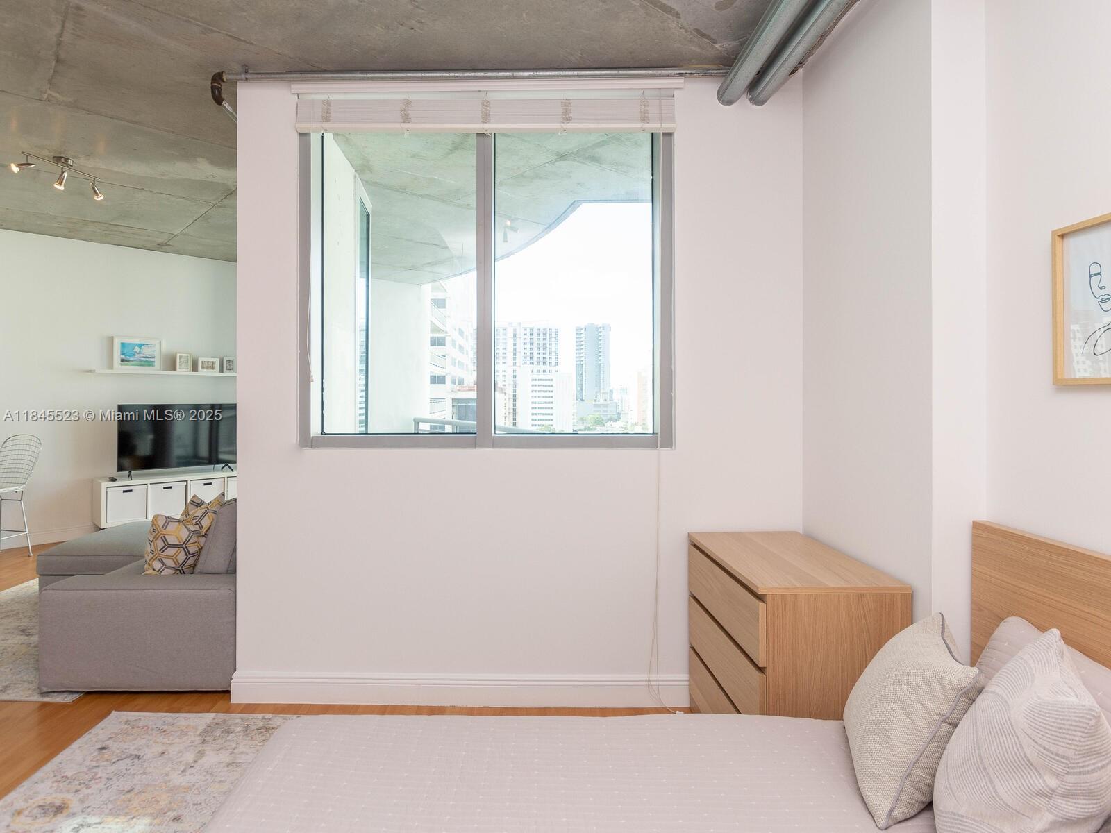 690 SW 1 CT #1127, Miami FL 33130