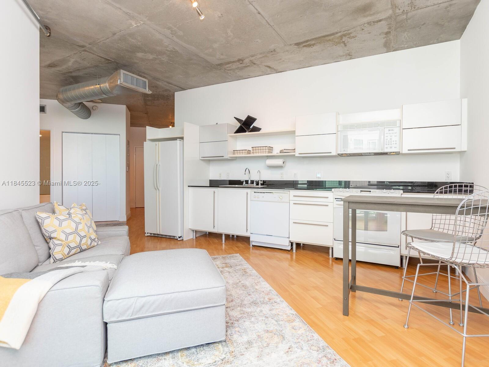 690 SW 1 CT #1127, Miami FL 33130