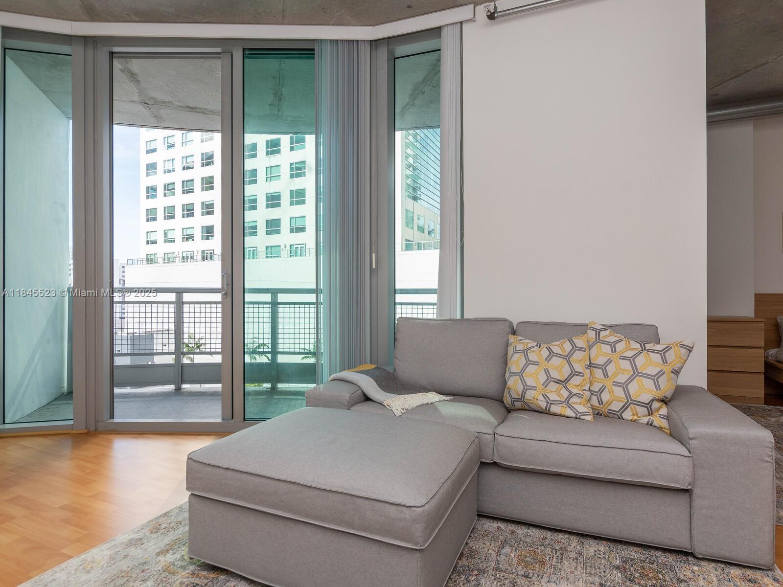 690 SW 1 CT #1127, Miami FL 33130