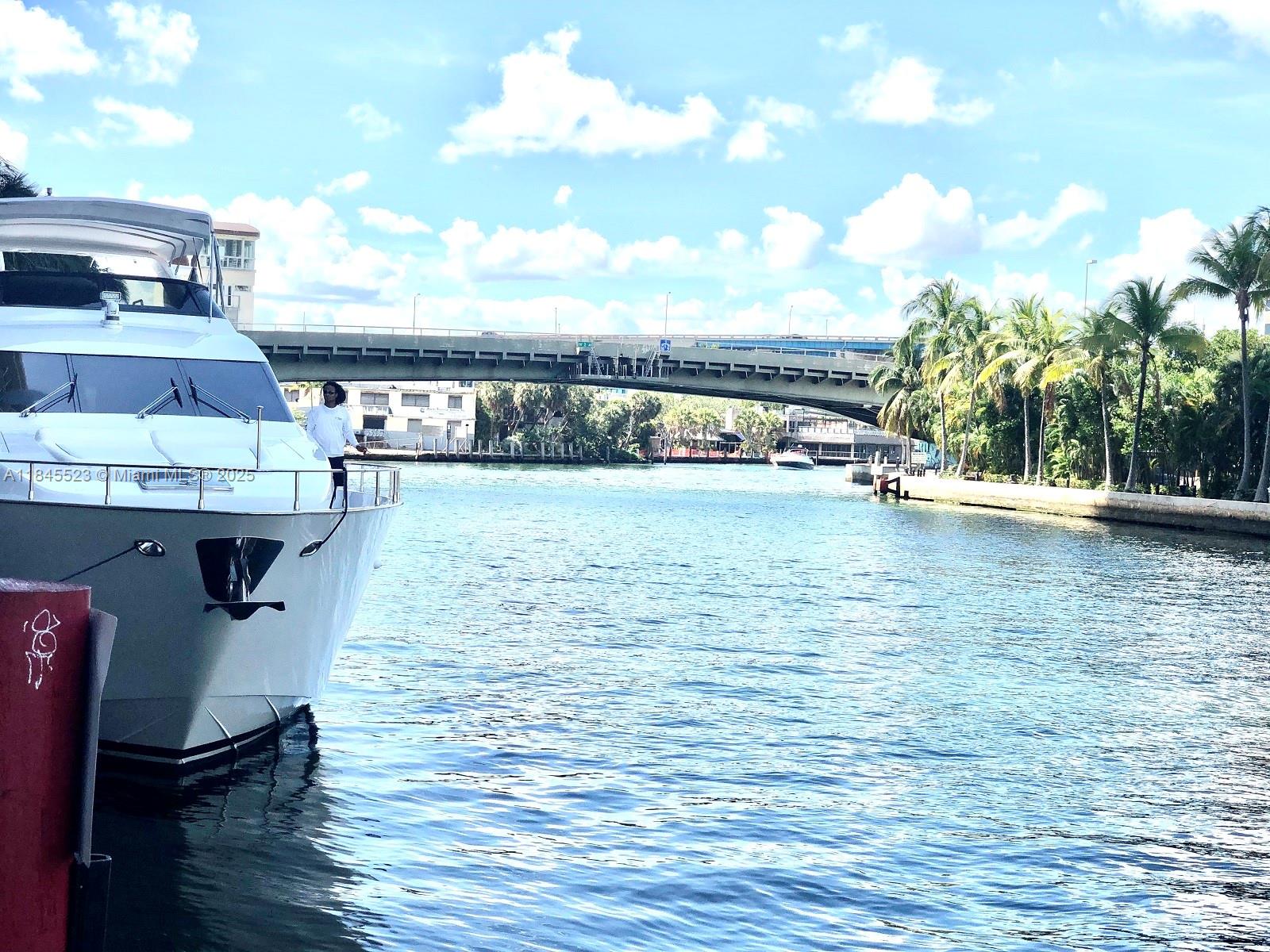 690 SW 1 CT #1127, Miami FL 33130