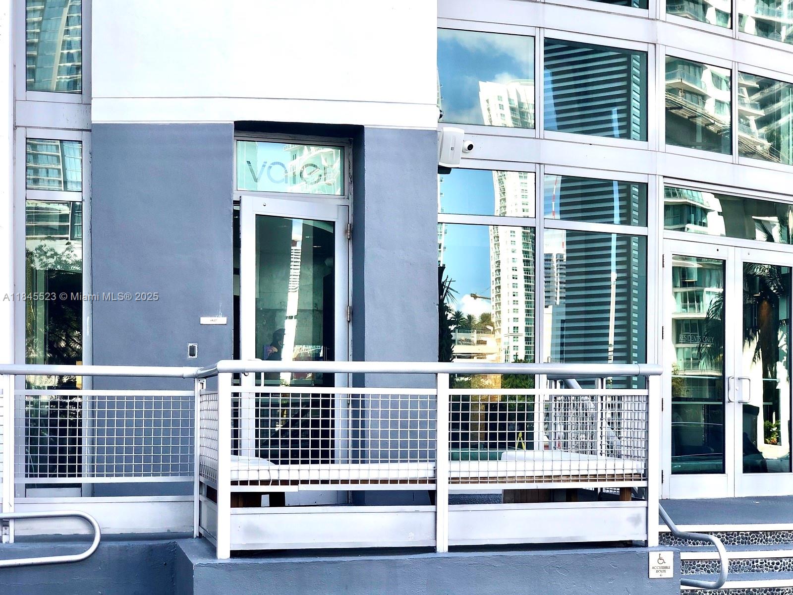 690 SW 1 CT #1127, Miami FL 33130