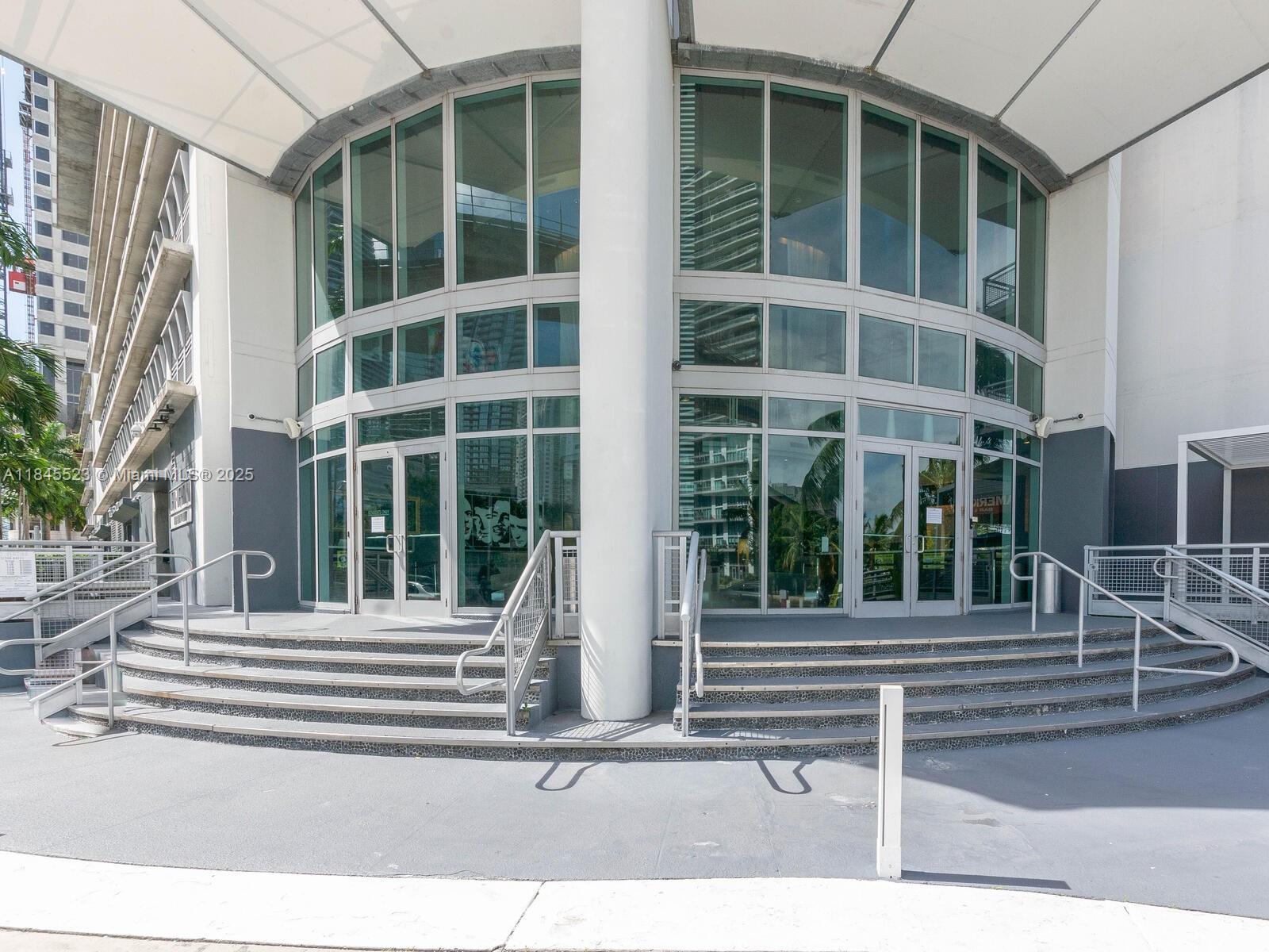690 SW 1 CT #1127, Miami FL 33130