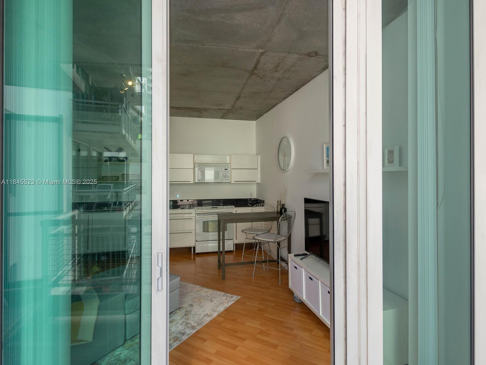690 SW 1 CT #1127, Miami FL 33130