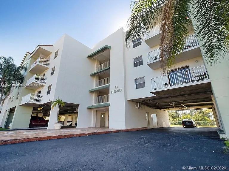 Spacious 2-bedroom, 2-bathroom unit with stunning lake views. Enjoy the convenience of an in-unit washer and dryer, a bright open layout, and serene surroundings. Unit is located in a gated community, one assigned parking space, visitors' parking spaces, swimming pool, tennis court, barbecue area, gym, laundry facility and clubhouse. The association includes water, waste, and maintenance of the common areas. Great location east of Old Cutler Rd. close to Lakes by the Bay Park, Black Point Marina, supermarket, restaurants, and banks, Complex.  Unit is tenant occupied and need to make an appointment for showing.