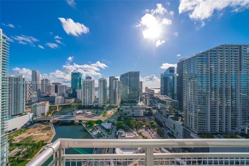 690 SW 1st Ct #PHII04, Miami FL 33130