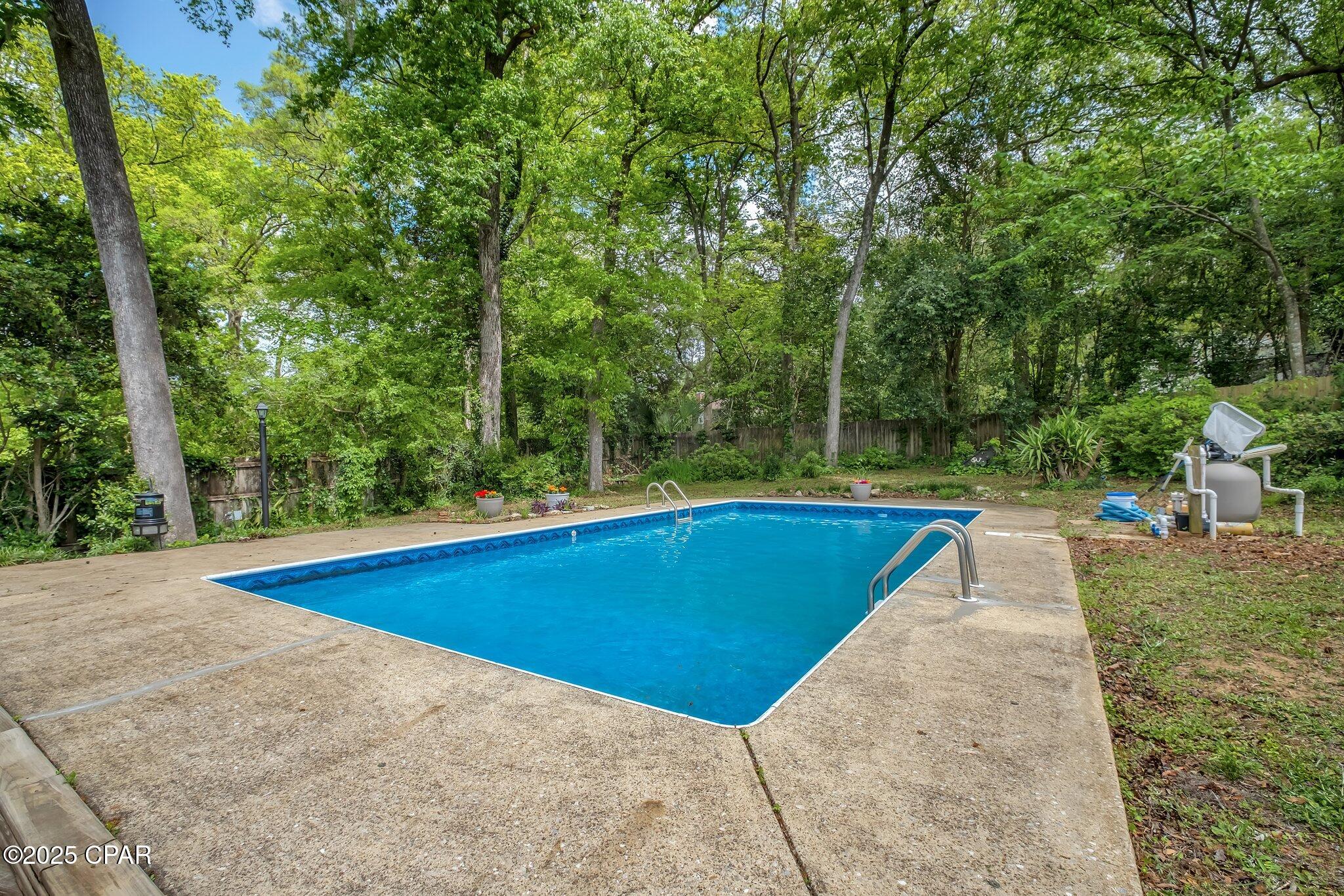 Listing photo id 12 for 2501 Debden Court