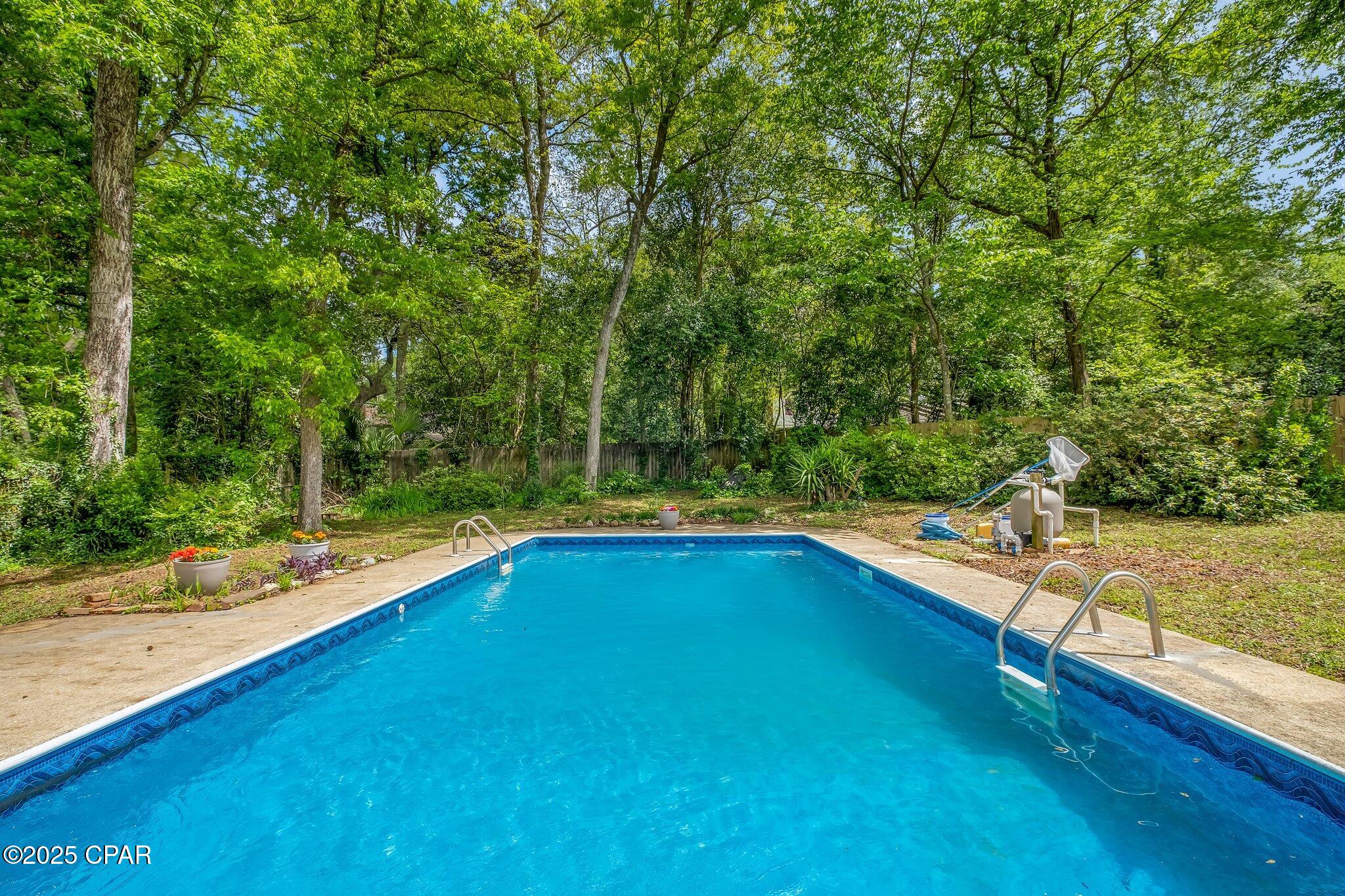 Listing photo id 13 for 2501 Debden Court