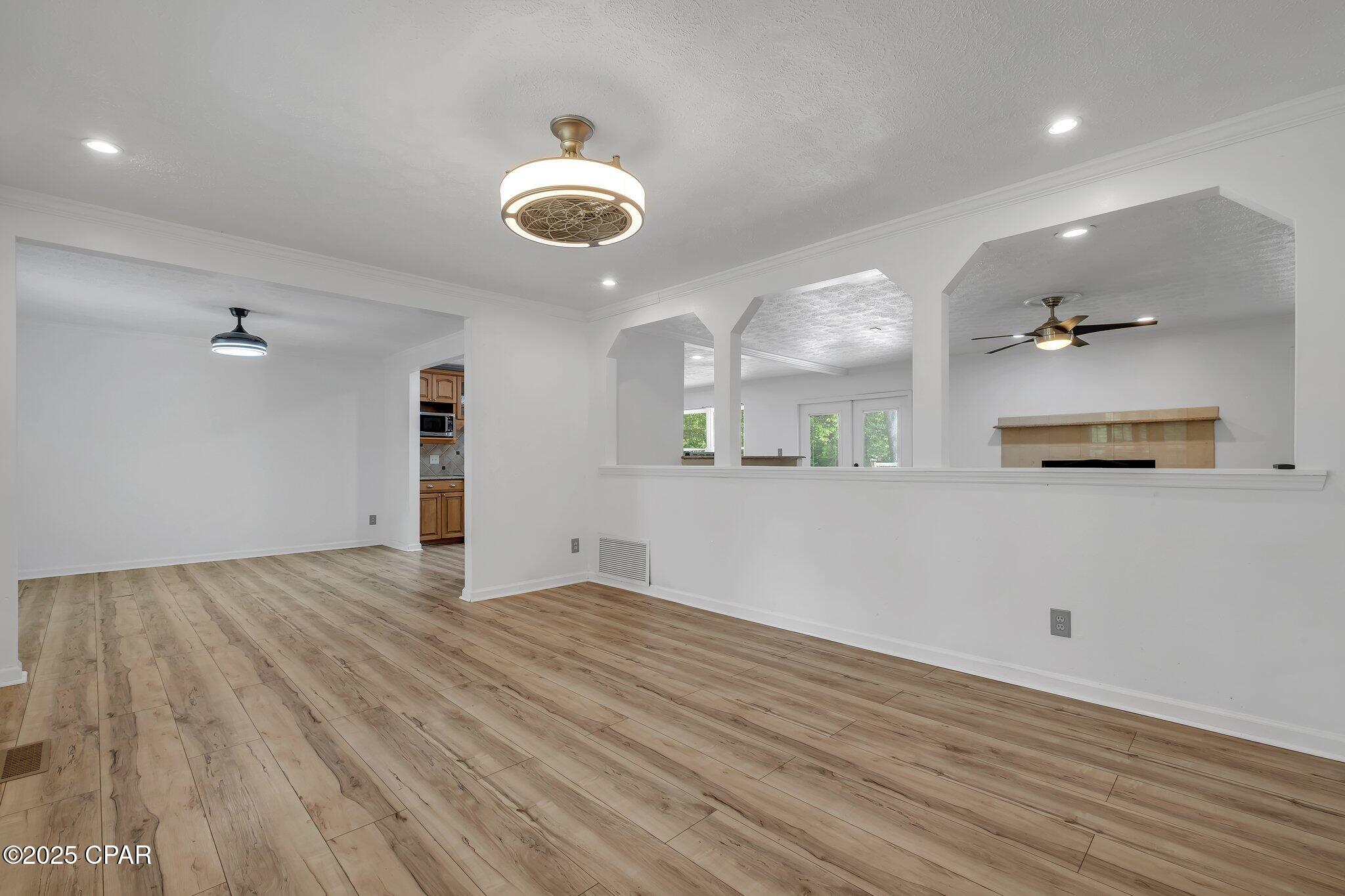 Listing photo id 18 for 2501 Debden Court