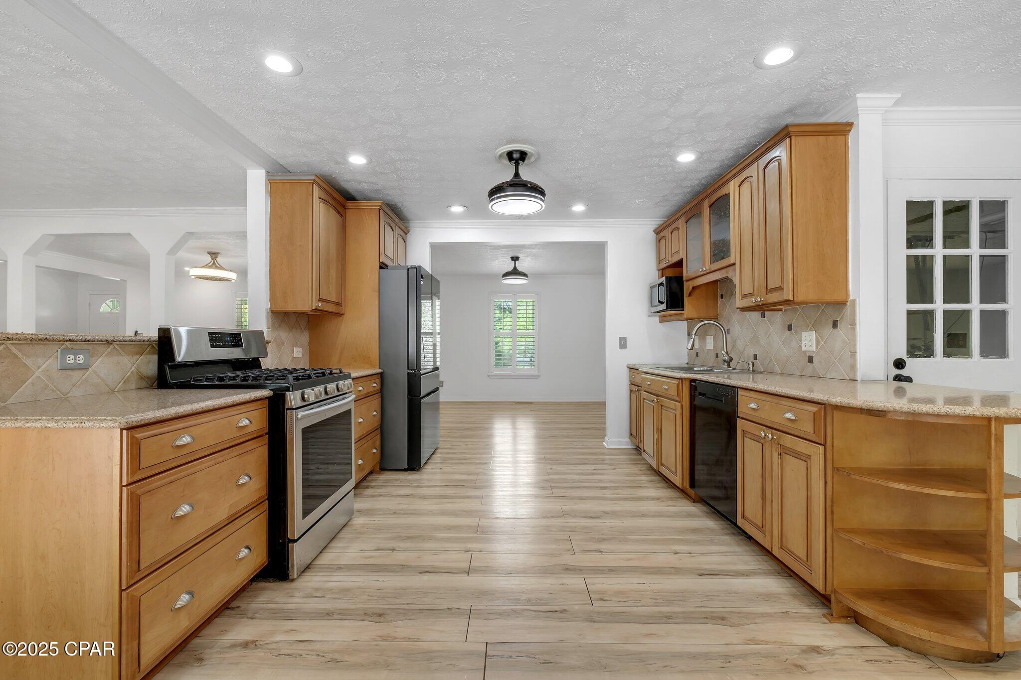 Listing photo id 37 for 2501 Debden Court