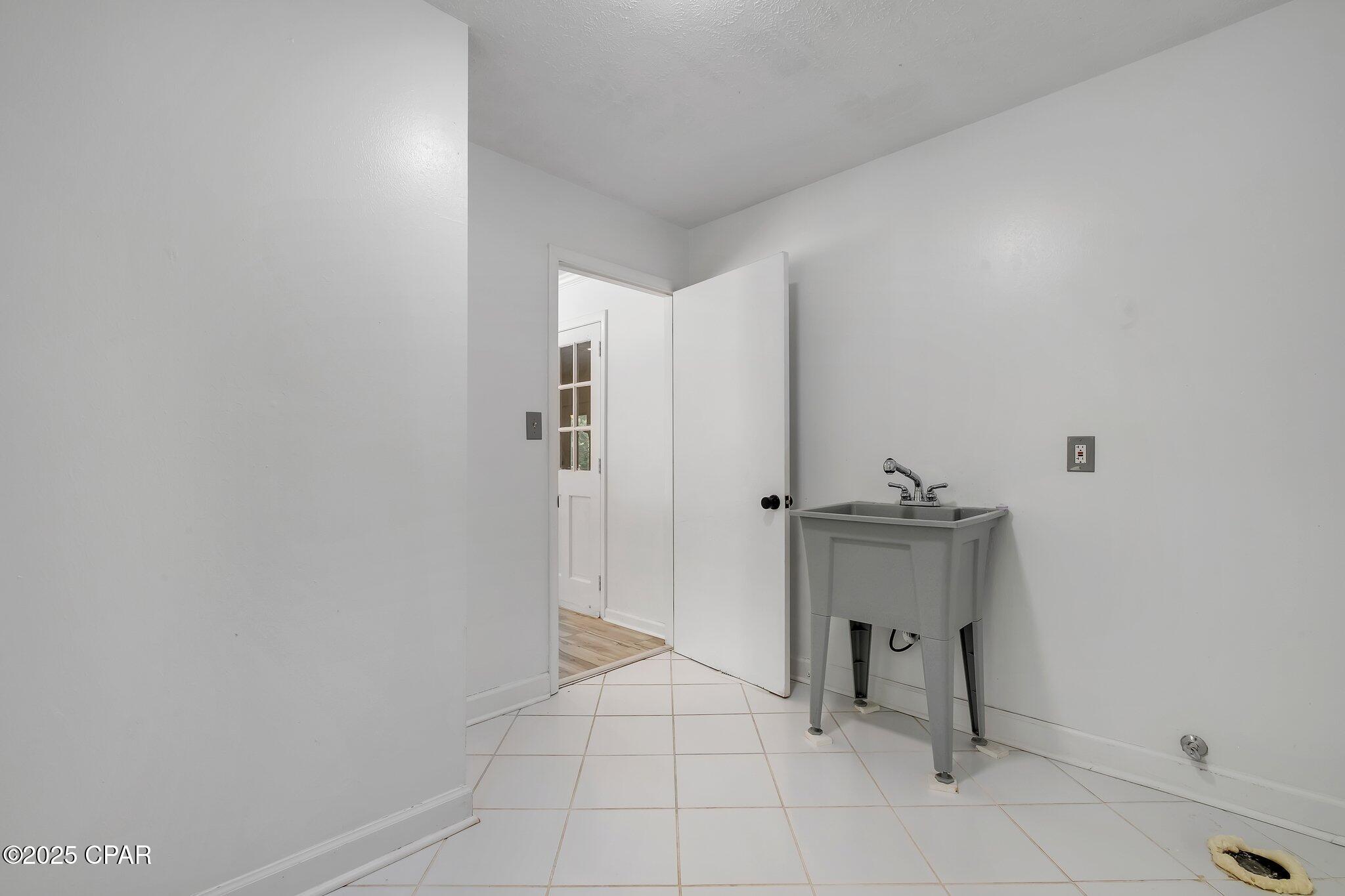 Listing photo id 40 for 2501 Debden Court