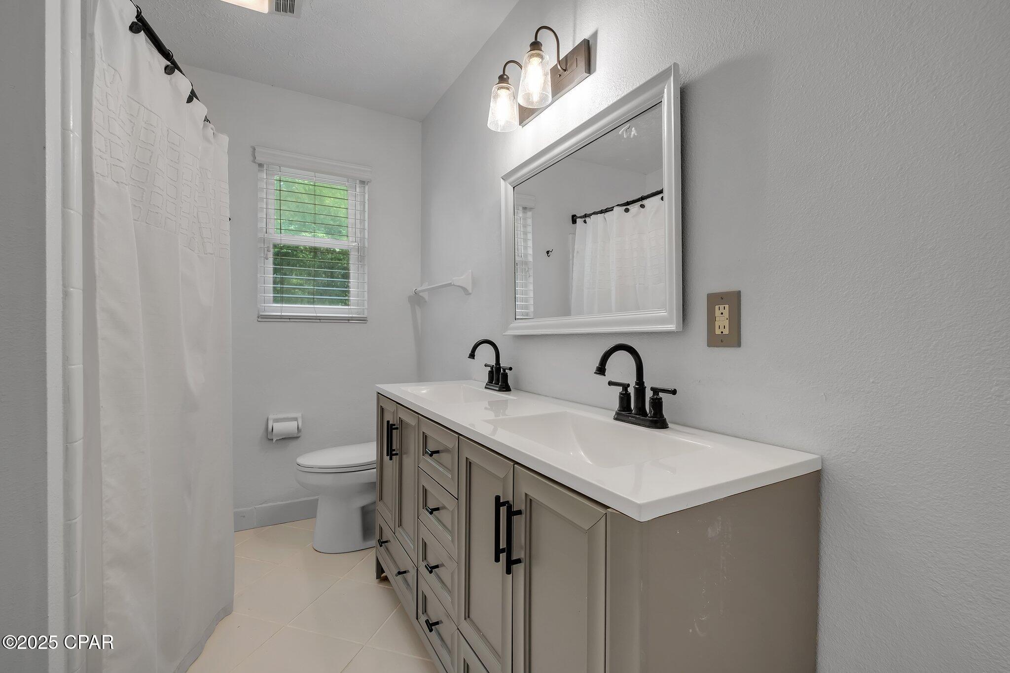 Listing photo id 41 for 2501 Debden Court