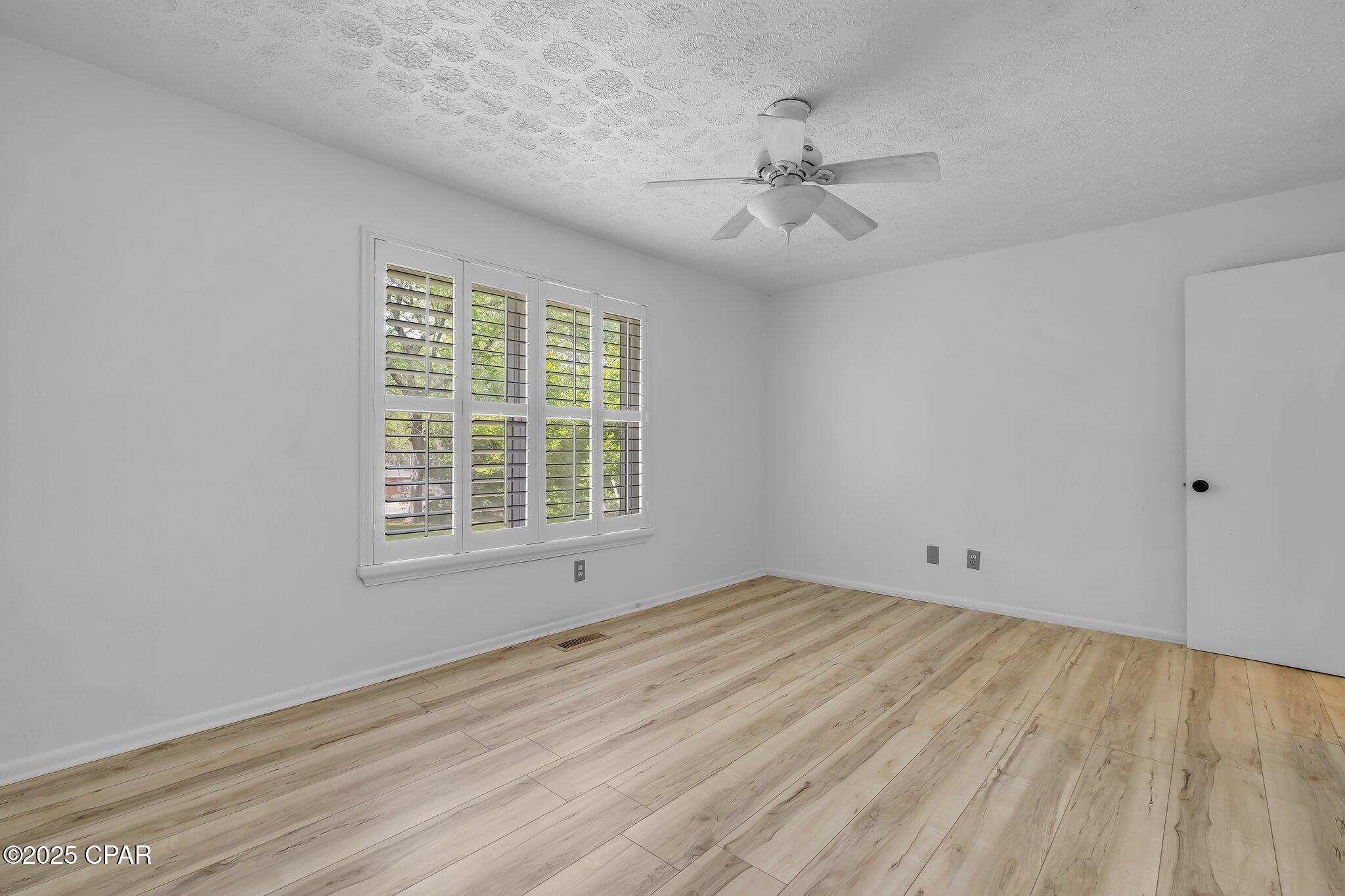 Listing photo id 48 for 2501 Debden Court