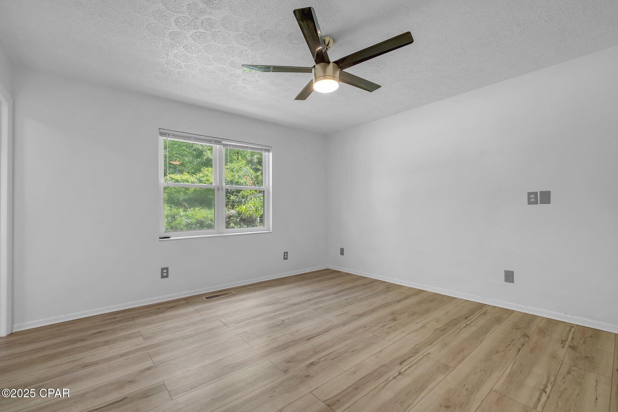 Listing photo id 49 for 2501 Debden Court