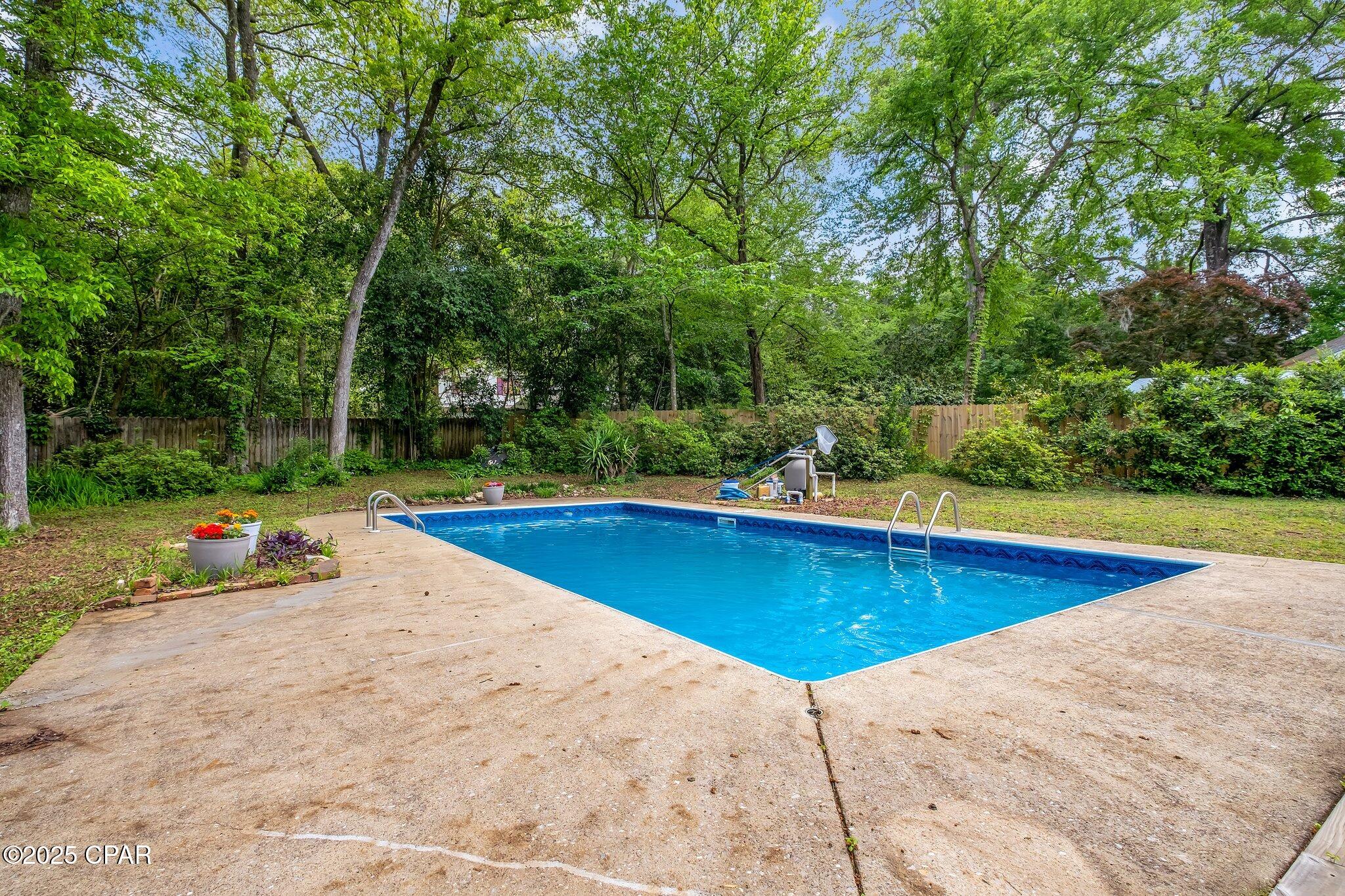 Listing photo id 9 for 2501 Debden Court