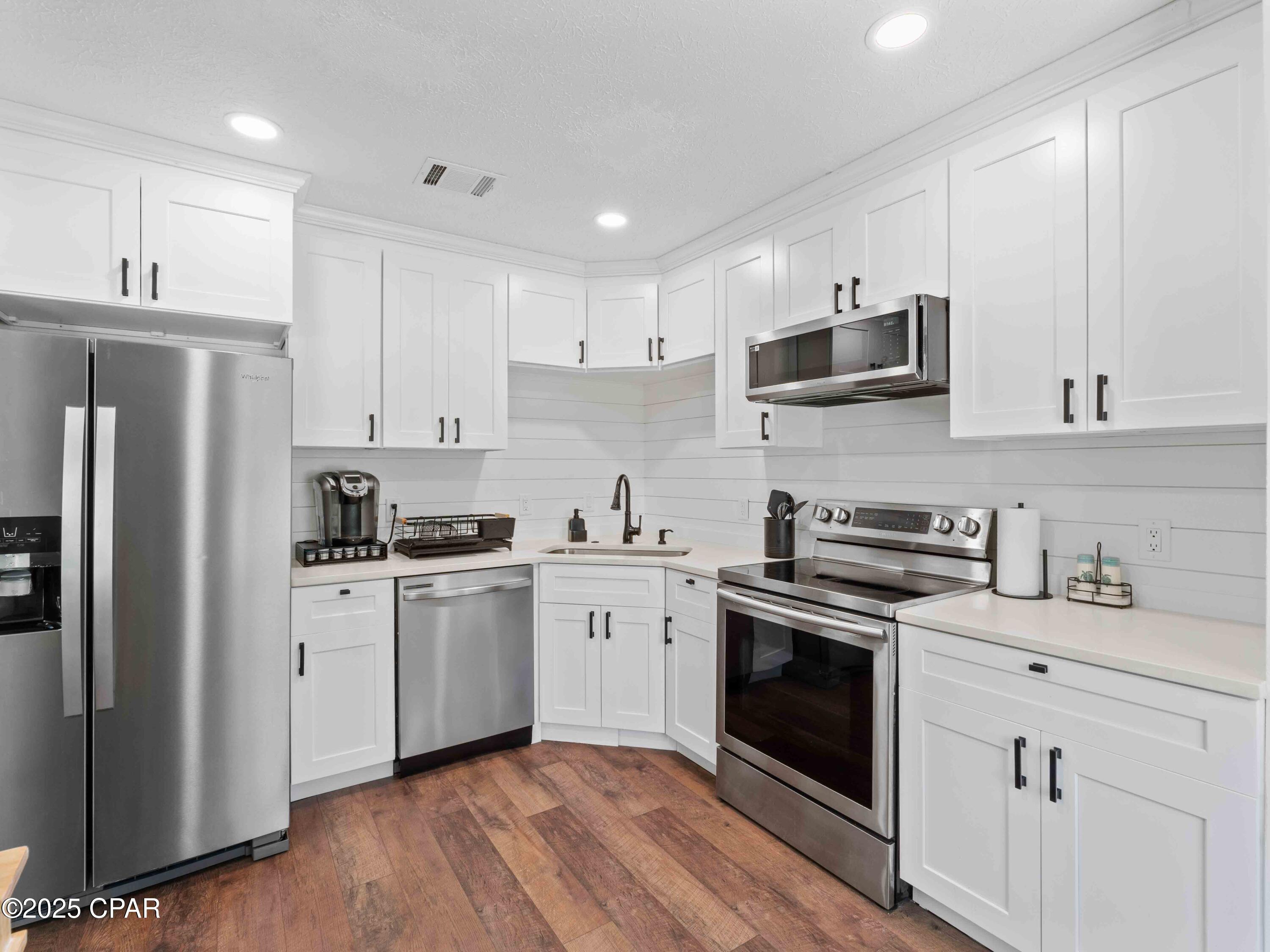 E9mvpacxmi Io_g0lqs_15ssq7c2cnddxclocuhl8vk