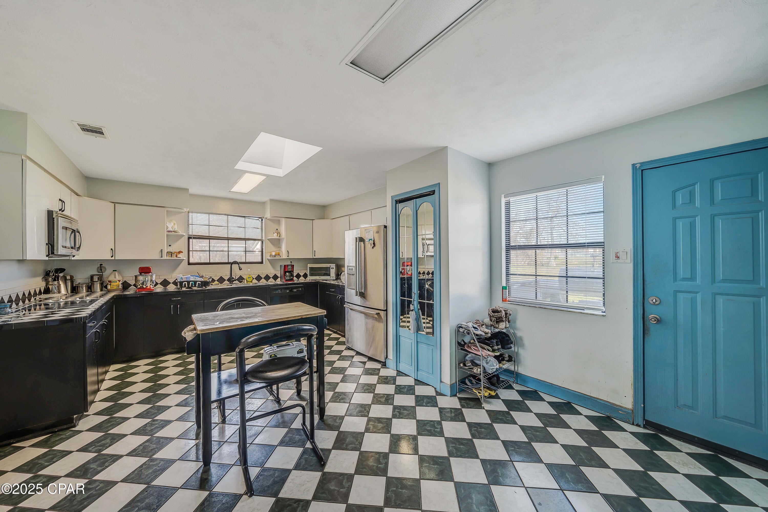 Image 10 For 922 East Avenue