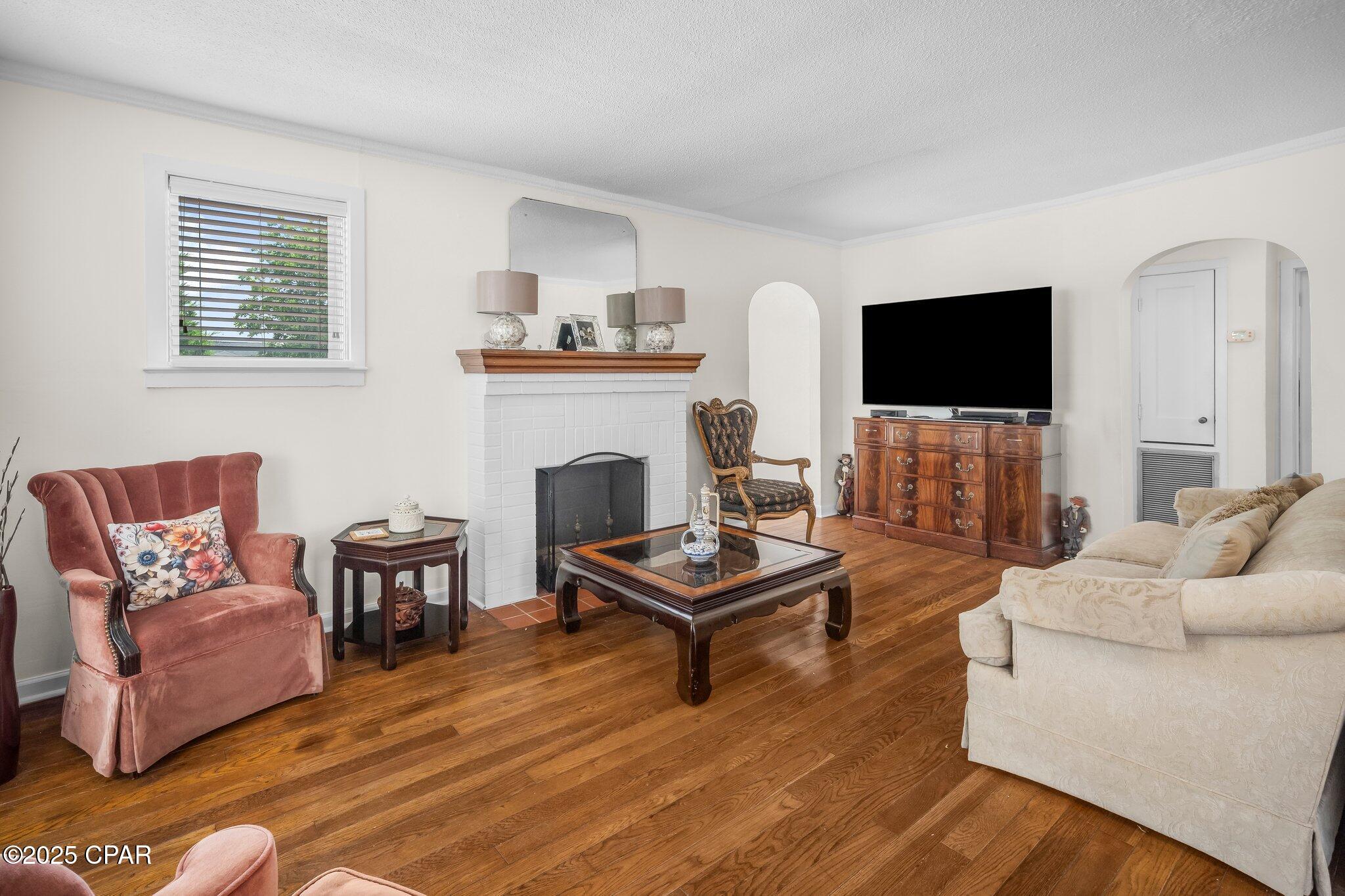 Image 6 For 221 Cove Boulevard