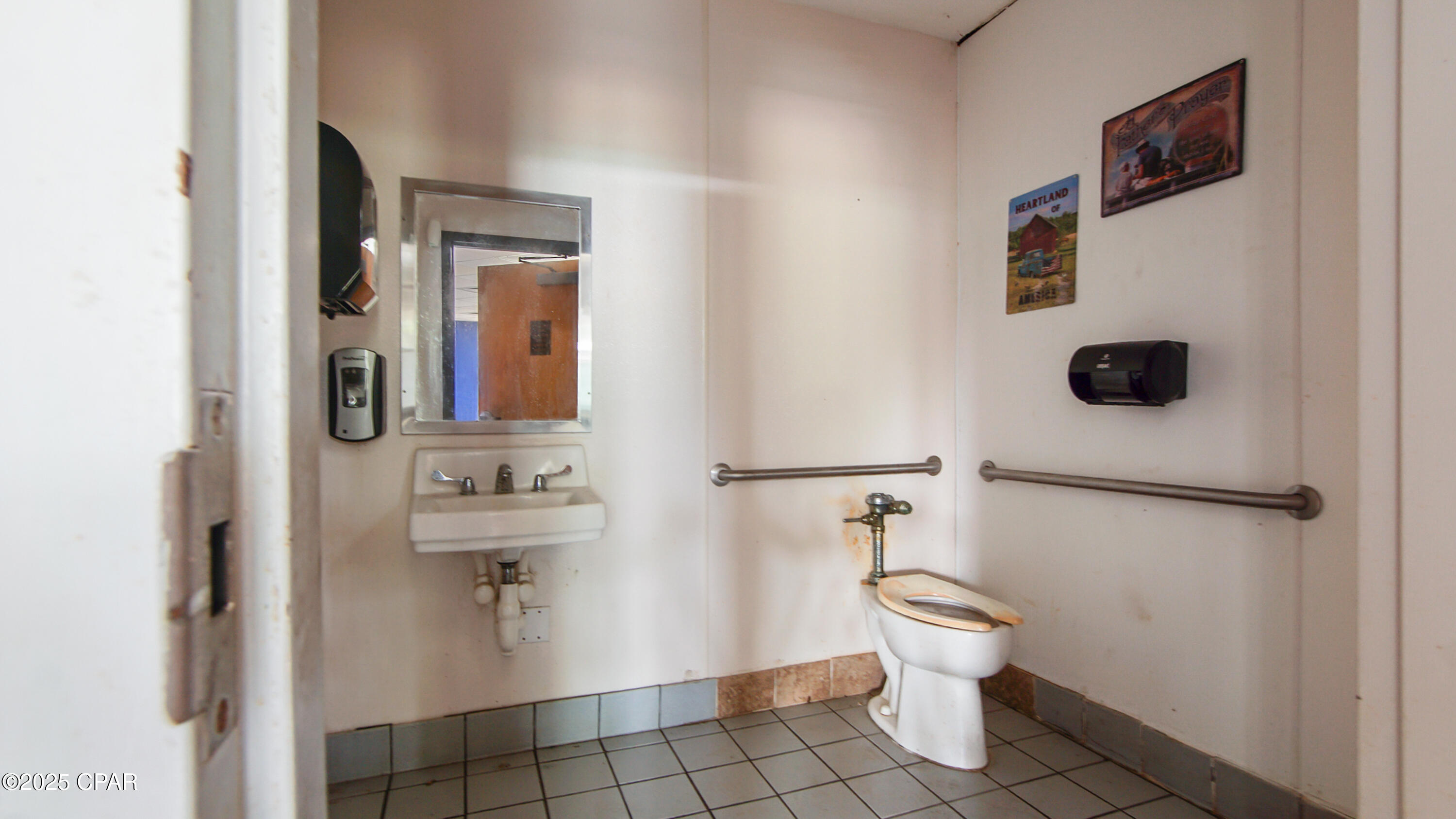 Image 16 For 20077 Central