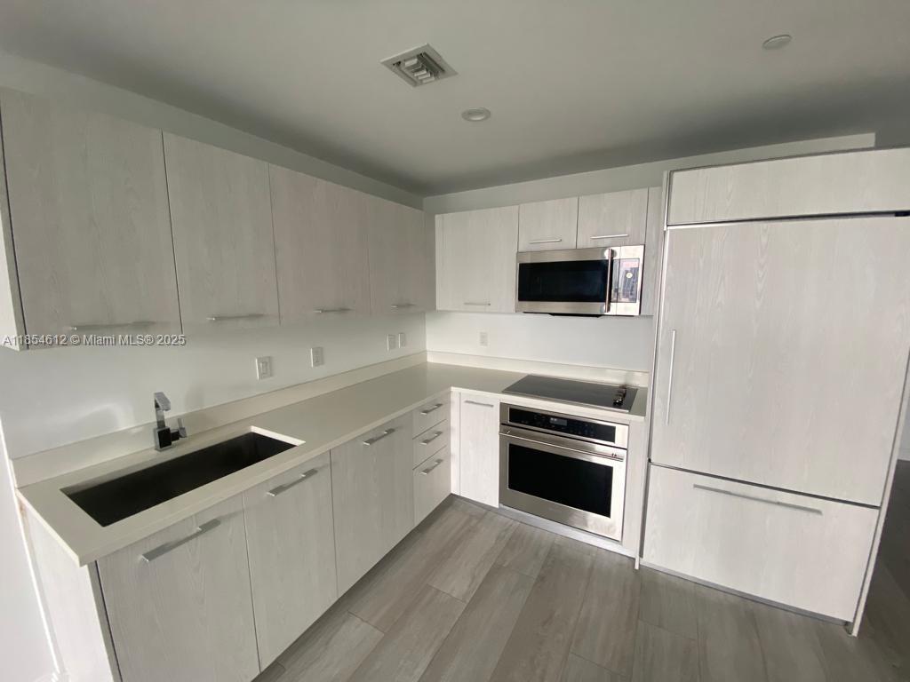 45 SW 9th St #2510, Miami FL 33130