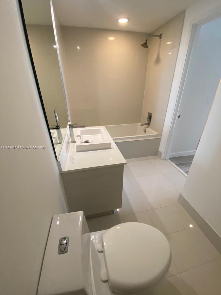 45 SW 9th St #2510, Miami FL 33130