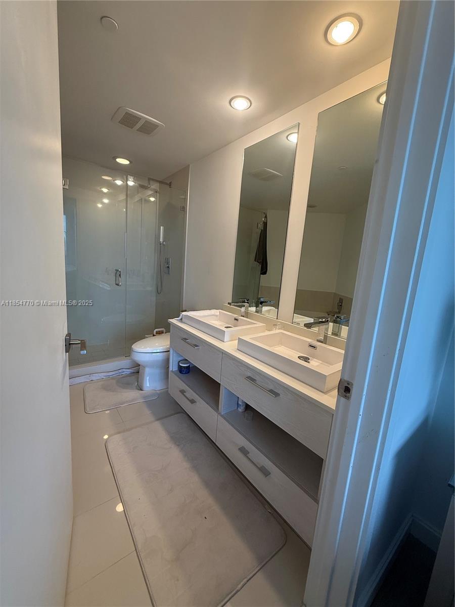 45 SW 9th St #3001, Miami FL 33130