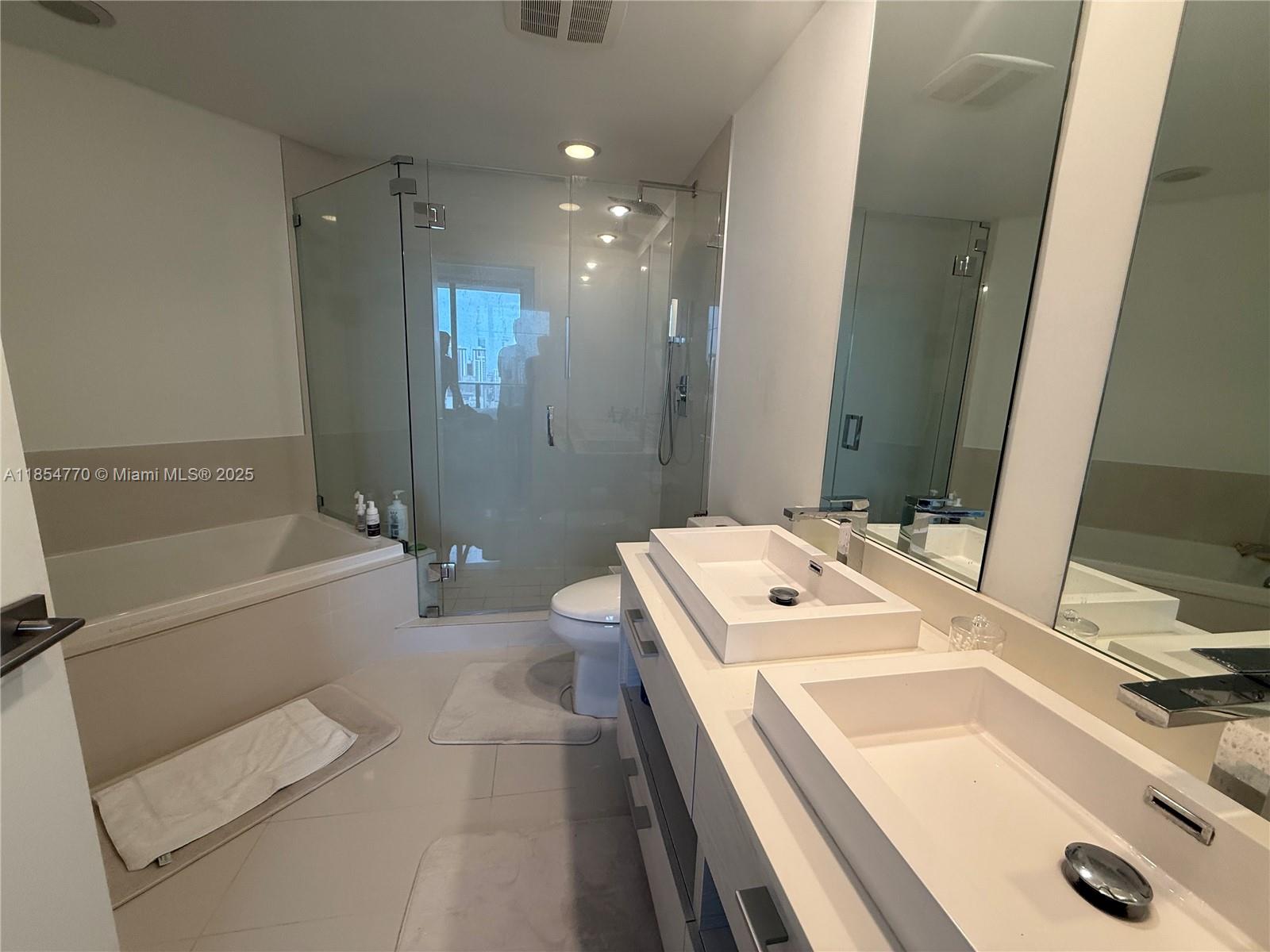 45 SW 9th St #3001, Miami FL 33130
