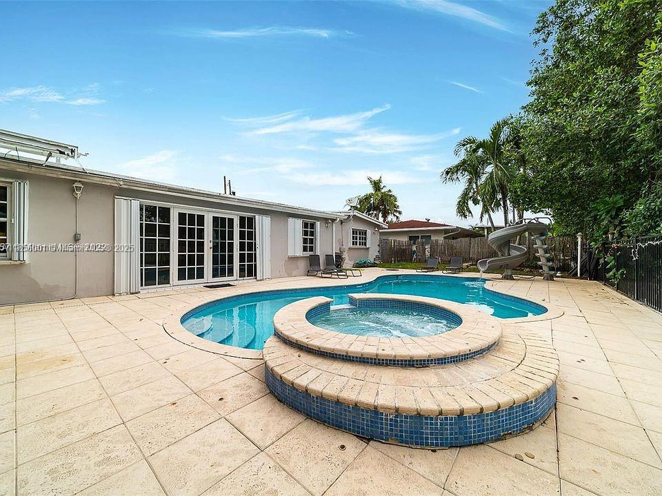 2340 192nd St, Miami, Florida 33180