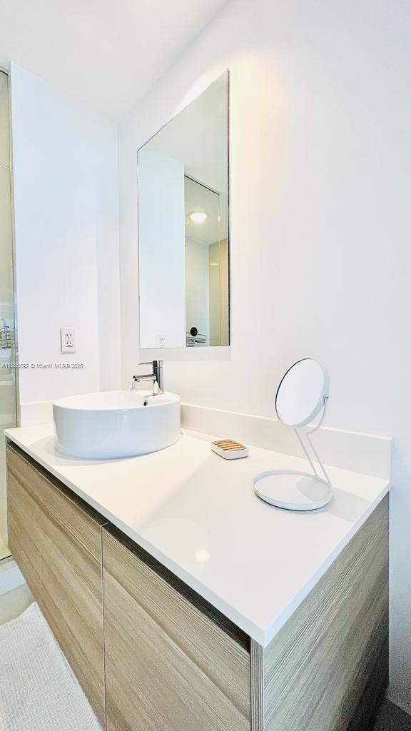 121 NE 34th St #2001, Miami FL 33137