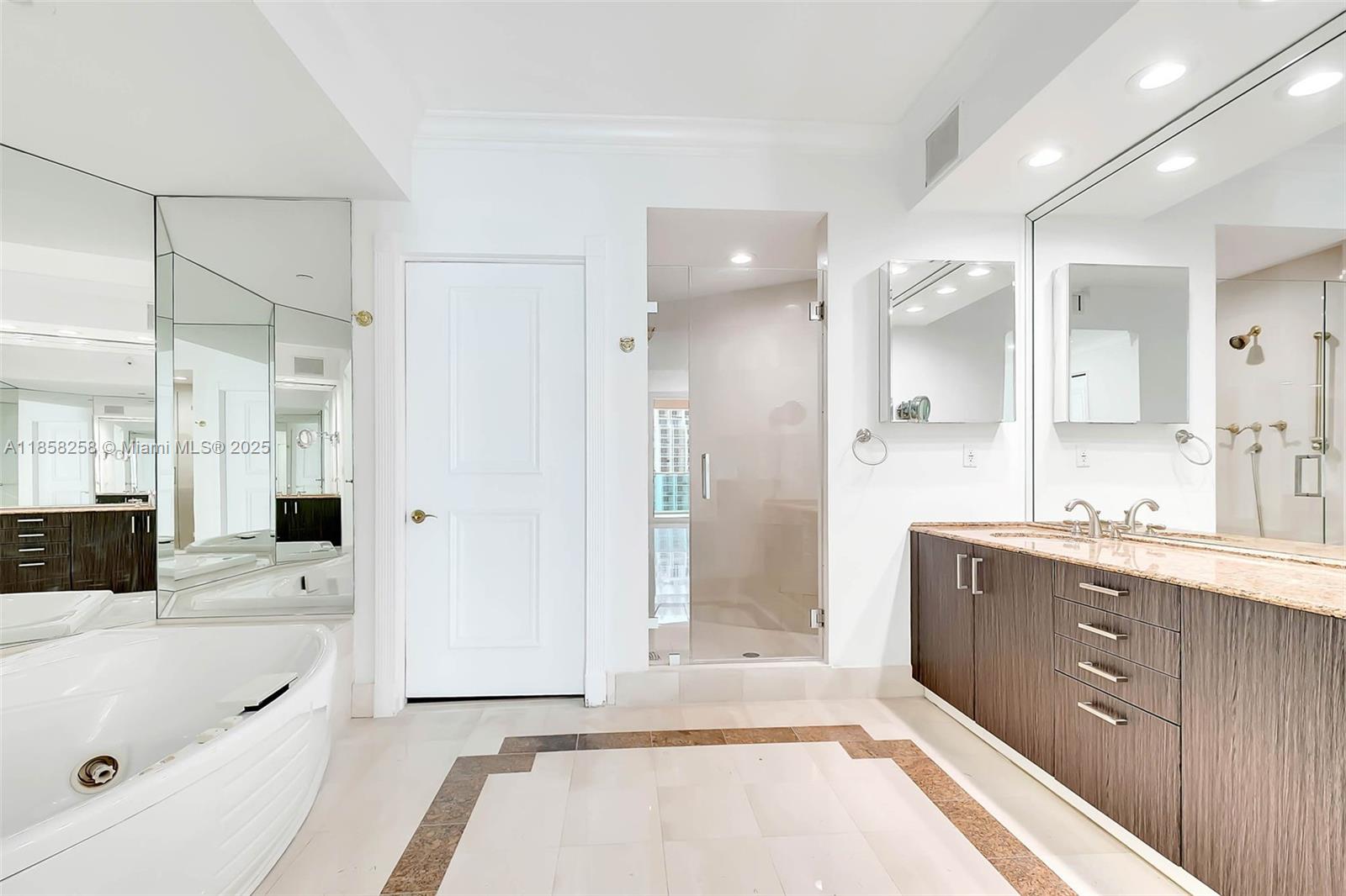 300 S Pointe Dr #2802, Miami Beach FL 33139